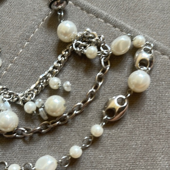 Silver and White Layered Pearl Necklace with Vintage Charm - Picture 5 of 6